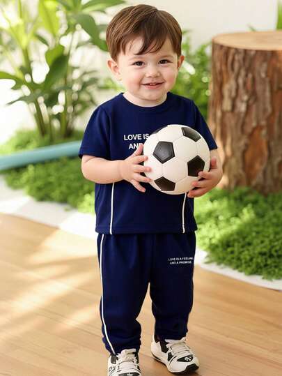 2 件套婴儿男童休闲字母图案短袖上衣和蓝色宽松长裤运动套装，适合夏季日常外出穿着舒适