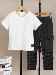 Set de 2 piezas: Top de manga corta con cuello redondo y decoración con letra elástica y patrón, emparejado con jeans elásticos lavados a la cintura para chico joven. La cómoda y de moda camiseta de cuello redondo y los duraderos jeans de cintura elástica lavados son adecuados para el verano. El diseño sencillo y de moda resalta el encanto personalizado de los niños de 4 a 7 años para el uso diario casual.