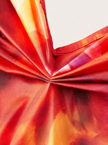 SHEIN SXY Gaun Maxi Wanita Motif Abstrak Merah dengan Leher V Dalam dan Detail Belahan Paha - Merah - View 4