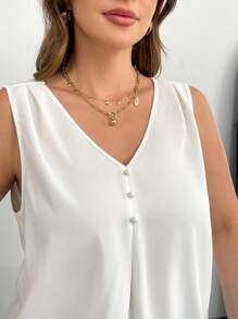 SHEIN Essnce Blusa blanca de escote en V sin mangas, de estilo minimalista, holgada, cómoda y fresca, para mujer de talla grande, de uso diario, versátil y de silueta estilizada. Top de mujer casual de negocios para el trabajo.