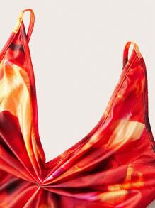SHEIN SXY Gaun Maxi Wanita Motif Abstrak Merah dengan Leher V Dalam dan Detail Belahan Paha - Merah - View 3