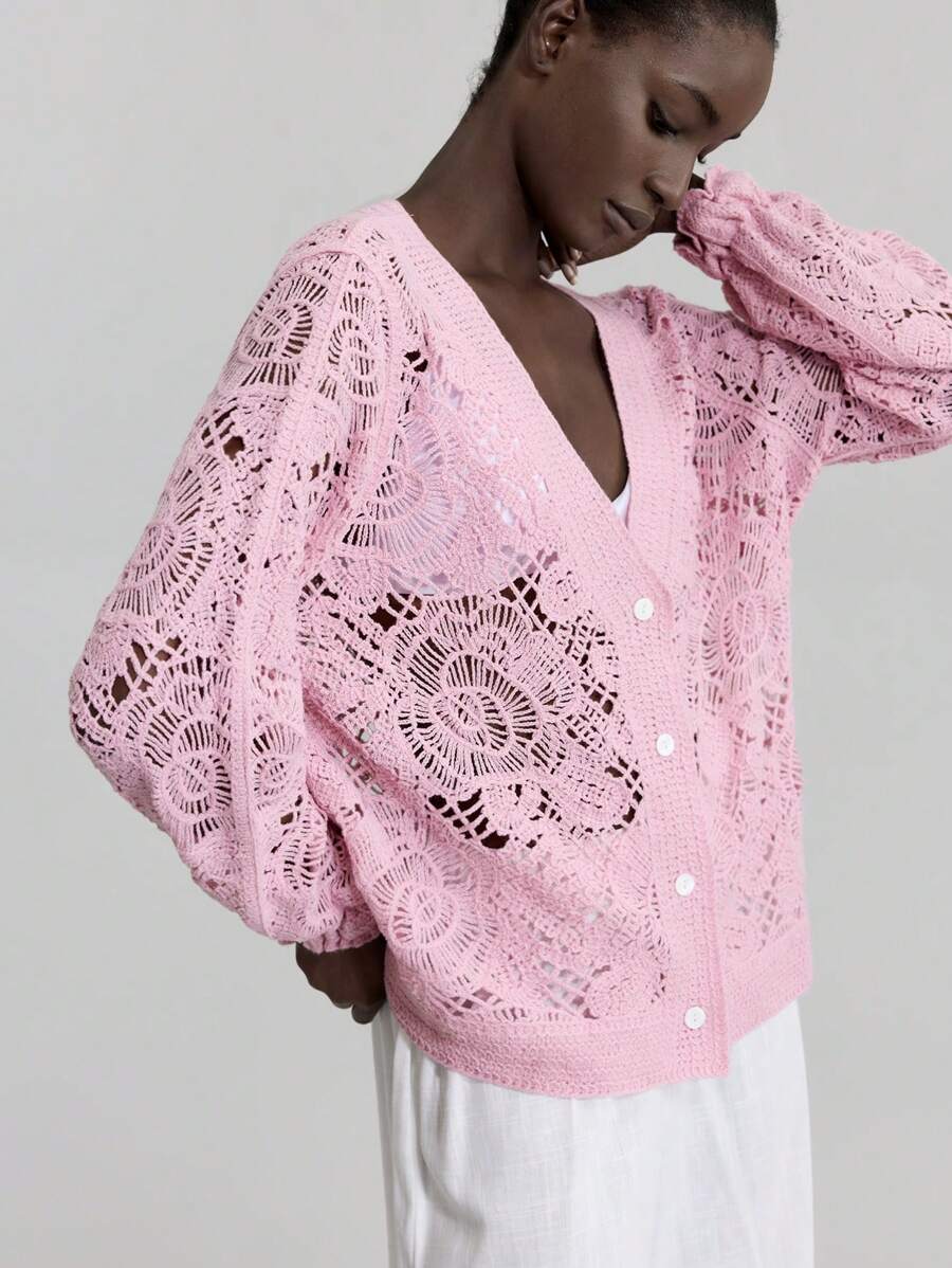 Ontre 2025 Otoño Mujer Cárdigan de punto holgado con escote en V y diseño calado floral, minimalista y de moda, elegante y romántico, adecuado para vacaciones urbanas, vacaciones en la isla, chaqueta de punto ligera de verano, estilo bohemio, atuendo para el Día del Maestro, Cárdigan de punto rosa para damas, ropa para vacaciones y Navidad, ropa nueva de otoño/invierno y Año Nuevo