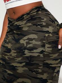 SHEIN SXY Falda con bolsillo con solapa y bajo con abertura, estampado de camuflaje, elegante y sexy, de uso diario, para mujer de talla grande, apropiada para el uso diario