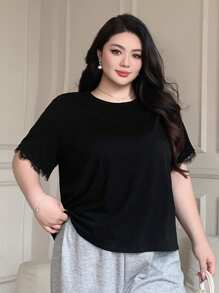 Dazy Plus Camiseta de manga corta casual holgada con cuello redondo y aplicación de encaje para mujer talla grande, color negro, tops estilo colegial