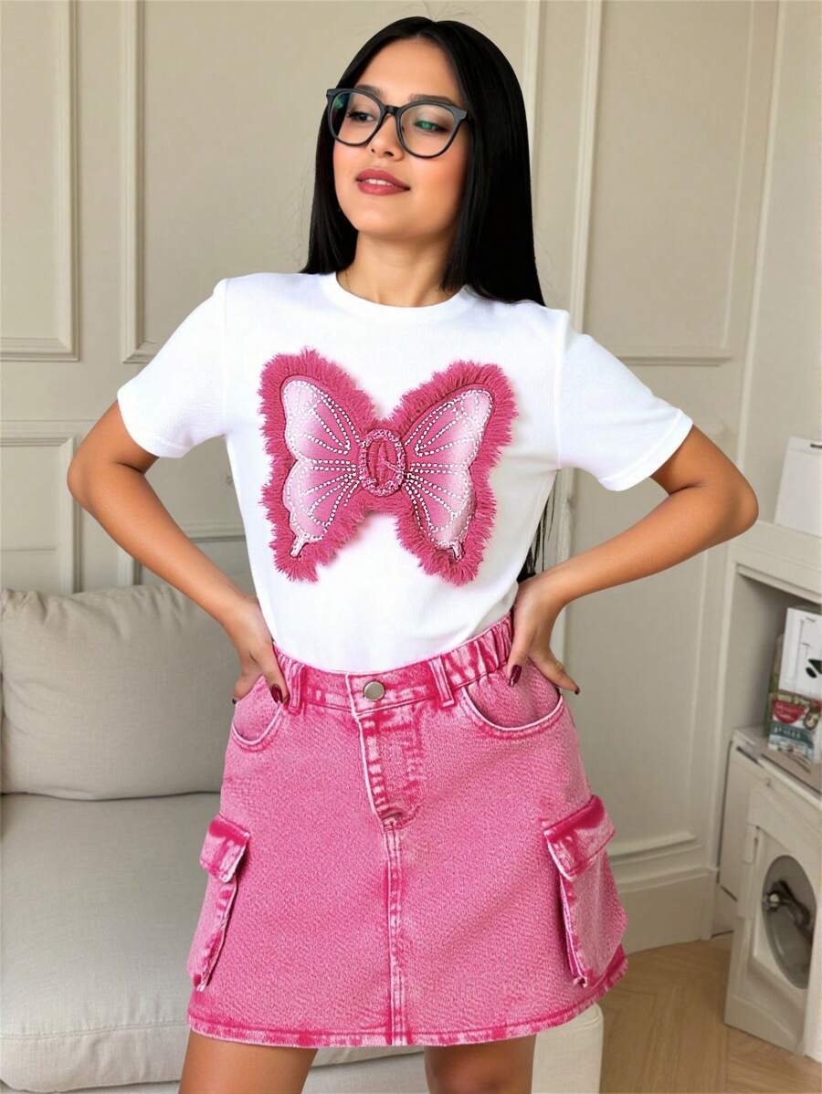 Sparklyn 少女白色休闲修身短袖 T 恤，3D 蝴蝶水洗牛仔贴花设计和粉色水洗休闲修身工装口袋牛仔迷你裙，简约时尚，百搭日常穿着 - 彩色 - 查看 1