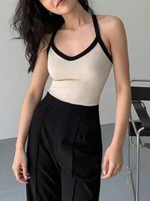 Blusa de tirantes con cuello halter en contraste de color negro y beige, de moda para el verano en tallas grandes