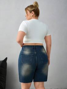 SHEIN Cottnline Pantaloni scurți din denim versatili, casual, cu buzunare și tiv zdrențuit, mărime plus - Spălare întunecată - Vizualizare 2