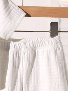 SHEIN 2 pièces Ensemble décontracté pour tout-petits et bébés garçons : t-shirt à manches courtes à col rond en tricot et tissu texturé avec impression de lettres, et short à taille élastique. Été, vêtements pour enfants, vêtements pour tout-petits, tenue pour bébé, ensemble pour bébé garçon, t-shirt pour tout-petit, short pour tout-petit, ensemble bébé, 6 mois - 3 ans