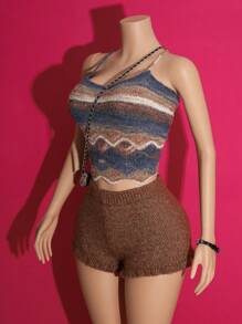 Slaydiva Conjunto de 2 piezas de mujer compuesto por chaleco sin espalda con tirantes cruzados de rayas con degradado y patrón de diamantes con borde ondulado + pantalones cortos ceñidos con volantes en el bajo, hecho en tejido de lana marrón de ganchillo, para vacaciones de verano en la playa en 2025
