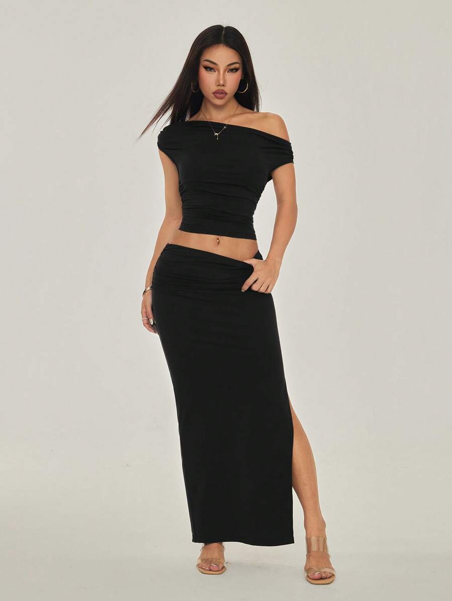 SHEIN PETITE Petite 女士露肩不对称褶皱上衣 + 低腰褶皱高开衩纯色夏季套装 - 黑色 - 查看 1