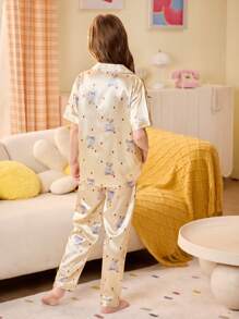 SHEIN Bộ đồ ngủ ve áo trước bằng lụa giả hình gấu hoạt hình màu be, tay ngắn và quần dài, đồ mặc ở nhà cho bé gái - Màu be - Xem 2