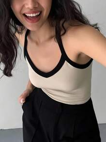Blusa de tirantes con cuello halter en contraste de color negro y beige, de moda para el verano en tallas grandes
