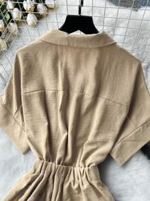 Damen Minimalistischer einfarbiger Jumpsuit mit Halemkragen und hoher Taille, Kurzarm - Khaki - Übersicht 3
