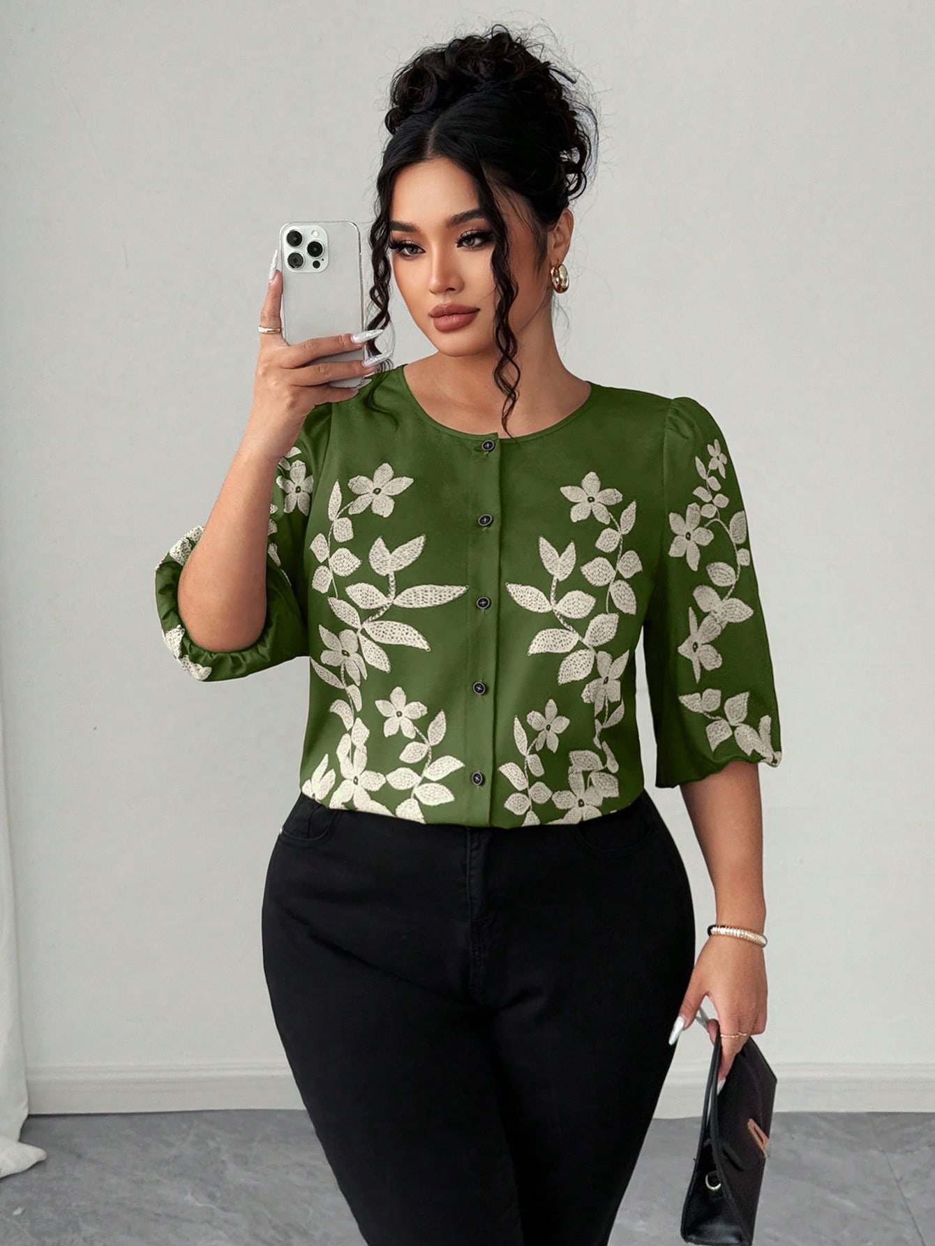 بلوزة بياقة مكسرة مطرزة ذات طبعة نافرة للمقاسات ال...