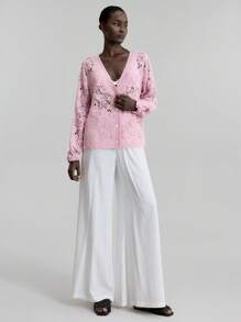 Ontre 2025 Otoño Mujer Cárdigan de punto holgado con escote en V y diseño calado floral, minimalista y de moda, elegante y romántico, adecuado para vacaciones urbanas, vacaciones en la isla, chaqueta de punto ligera de verano, estilo bohemio, atuendo para el Día del Maestro, Cárdigan de punto rosa para damas, ropa para vacaciones y Navidad, ropa nueva de otoño/invierno y Año Nuevo