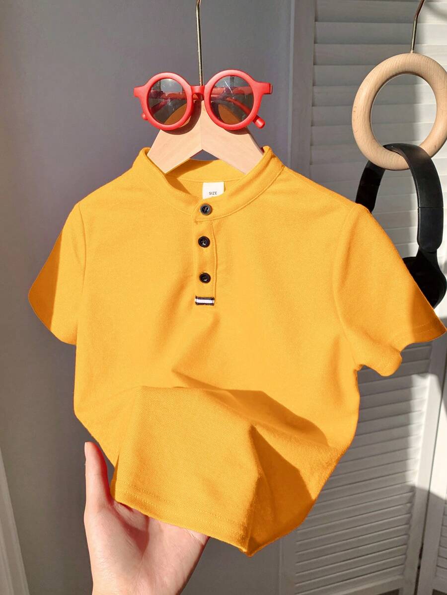 SHEIN Niño pequeño Camisa de manga corta con cuello mao amarilla, versátil y bonita para ocasiones casuales de verano, adecuada para fiestas de cumpleaños, fiestas de noche, presentaciones, bodas, baby showers, o celebraciones de primer cumpleaños - Amarillo - Ver 1