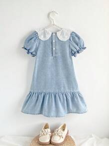 SHEIN Elladie kids 女童可爱刺绣彼得潘领泡泡袖蕾丝蝴蝶结荷叶边下摆牛仔连衣裙 - 淺色水洗藍 - 查看 3