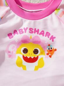 BABY SHARK X SHEIN Conjunto de ropa de playa para bebé niña con diseño de tiburón de dibujos animados que incluye top estilo camiseta rash guard de manga corta y parte inferior en forma de triángulo con volantes - Rosa - Ver 3