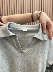 SHEIN 少女灰色百搭方形 V 领短袖 T 恤，设计师风格，夏季休闲 Polo 衫，齐腰长款，修身剪裁，干净女孩 - 灰色 - 查看 6