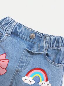 SHEIN Playful Pals 女童休闲舒适度假时尚街头涂鸦印花水洗柔软破洞宽松薄款牛仔裤，夏季 - 中等水洗藍 - 查看 4