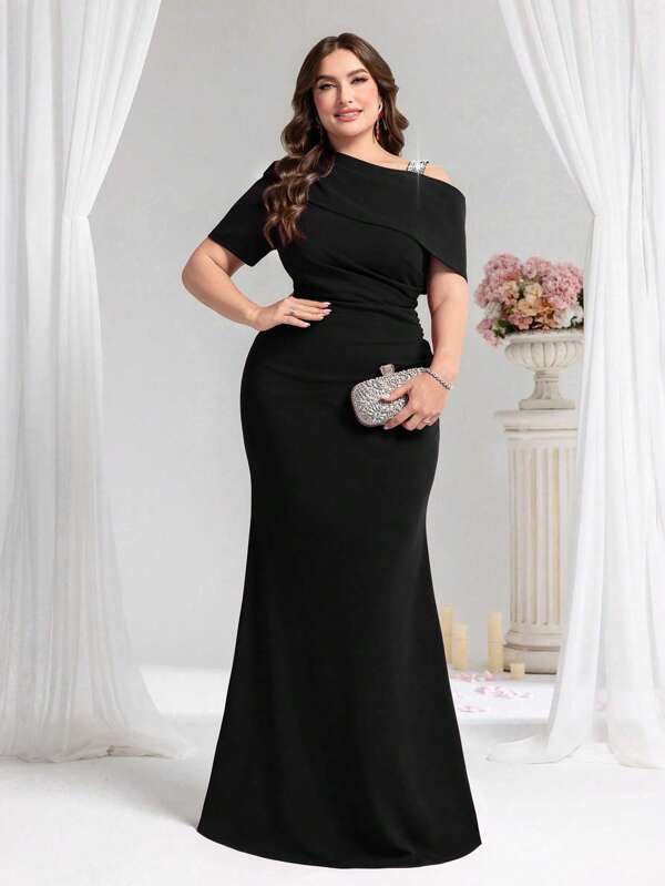 Coutiva Abendkleid mit asymmetrischer, perlenbesetzter Verzierung in Große Größen, Partykleid, für Hochzeitsgäste