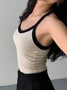 Blusa de tirantes con cuello halter en contraste de color negro y beige, de moda para el verano en tallas grandes
