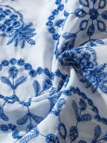 Rusticease 女士节日花卉刺绣V领无袖衬衫 - 藍白色 - 查看 5