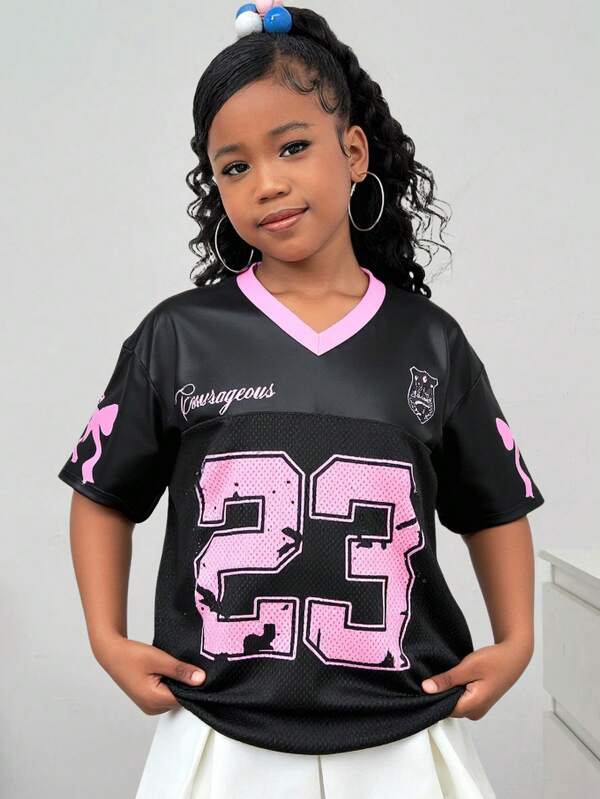 SHEIN Tricou streetwear casual pentru fete, cu decolteu în V, tricotat, cu imprimeu din plasă, supradimensionat, lejer, cu mânecă scurtă și imprimeu cu text, numere și funde, negru