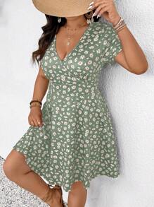 SHEIN Frenchy 加大码 V 领短袖花卉印花休闲迷你连衣裙女式波西米亚风连衣裙 - 薄荷綠 - 查看 3