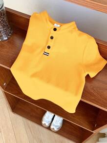 SHEIN Niño pequeño Camisa de manga corta con cuello mao amarilla, versátil y bonita para ocasiones casuales de verano, adecuada para fiestas de cumpleaños, fiestas de noche, presentaciones, bodas, baby showers, o celebraciones de primer cumpleaños - Amarillo - Ver 3