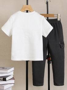 Set de 2 piezas: Top de manga corta con cuello redondo y decoración con letra elástica y patrón, emparejado con jeans elásticos lavados a la cintura para chico joven. La cómoda y de moda camiseta de cuello redondo y los duraderos jeans de cintura elástica lavados son adecuados para el verano. El diseño sencillo y de moda resalta el encanto personalizado de los niños de 4 a 7 años para el uso diario casual.