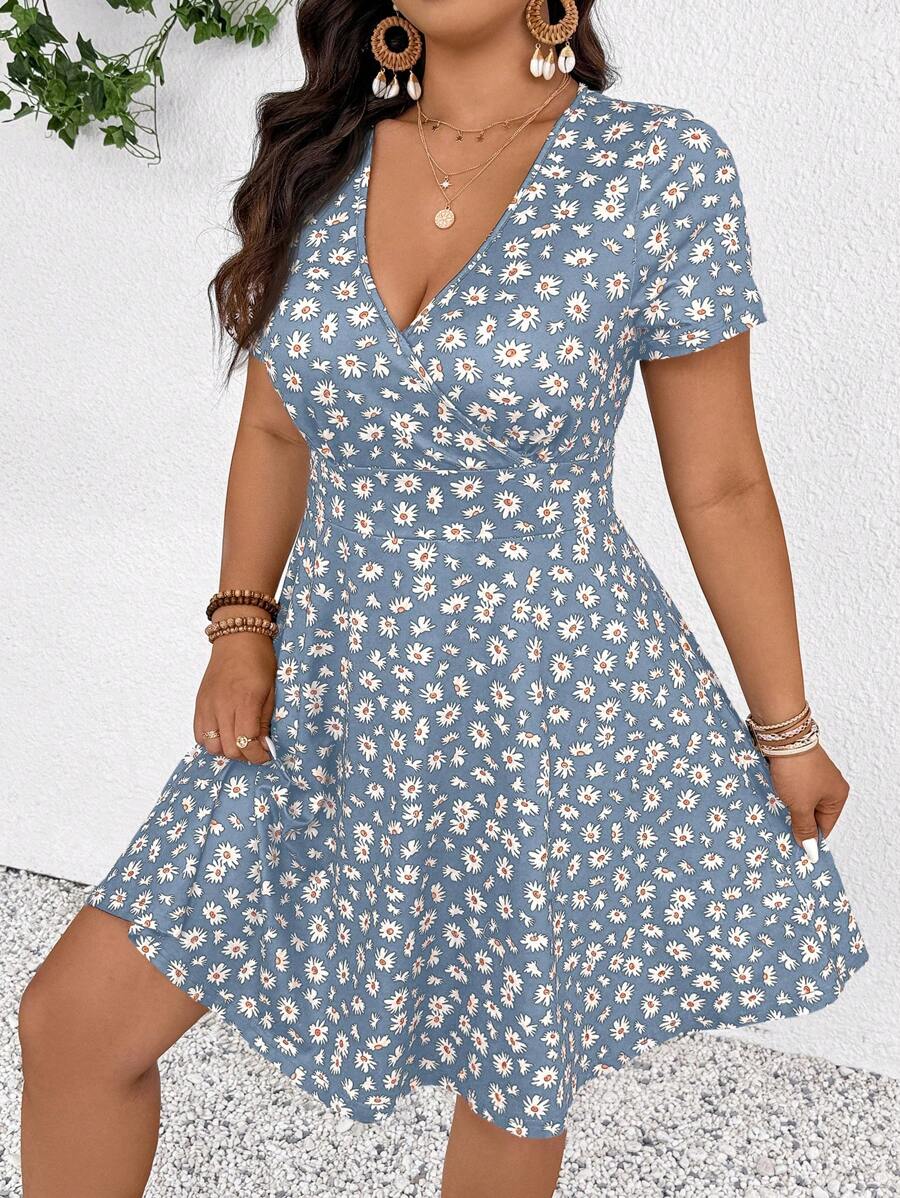 SHEIN Frenchy 加大码 V 领短袖花卉印花休闲迷你连衣裙女式波西米亚风连衣裙 - 霧霾藍 - 查看 1