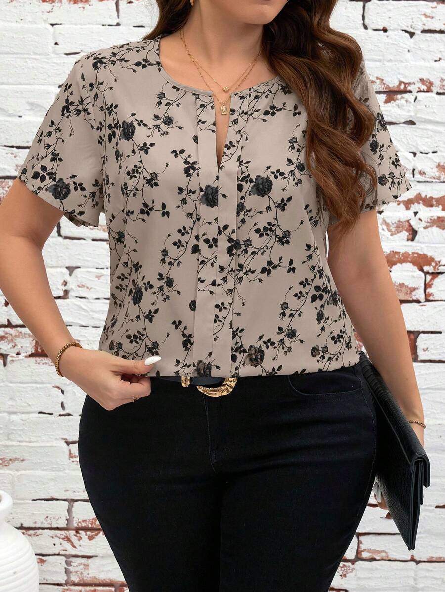SHEIN Clasi 大码女式花卉印花V领短袖休闲衬衫 - 卡其色 - 查看 1
