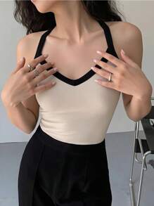 Blusa de tirantes con cuello halter en contraste de color negro y beige, de moda para el verano en tallas grandes