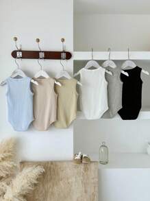SHEIN Vintaside Kids 男宝宝夏季多色无袖连体衣六件套，涵盖黑、白、灰、深杏、浅蓝、浅卡其等经典色系，多种颜色满足多种搭配需求，风格简约休闲舒适大气。采用坑纹面料，具有天然纹理 - 彩色 - 查看 2