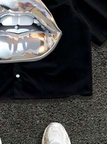 Manfinity Roghcode Men's Lip Print Single-Breasted Casual Loose Short Shirt Men's Cropped Tops, Lip Shirt, Cropped Men S Shirts