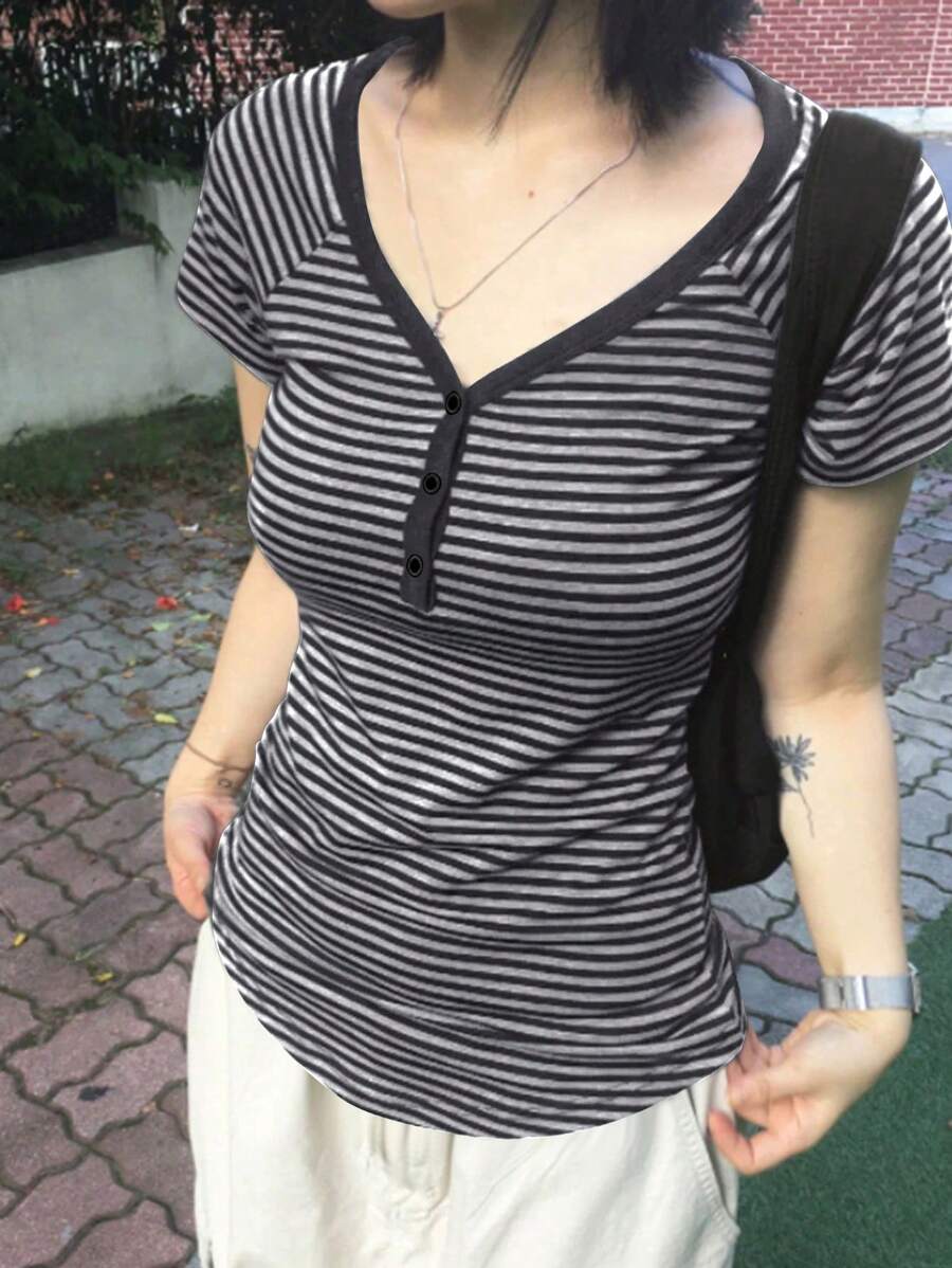 SHEIN EZwear Damen gestreiftes Muster V-Ausschnitt Lässig Kurzarm T-Shirt, Sommer