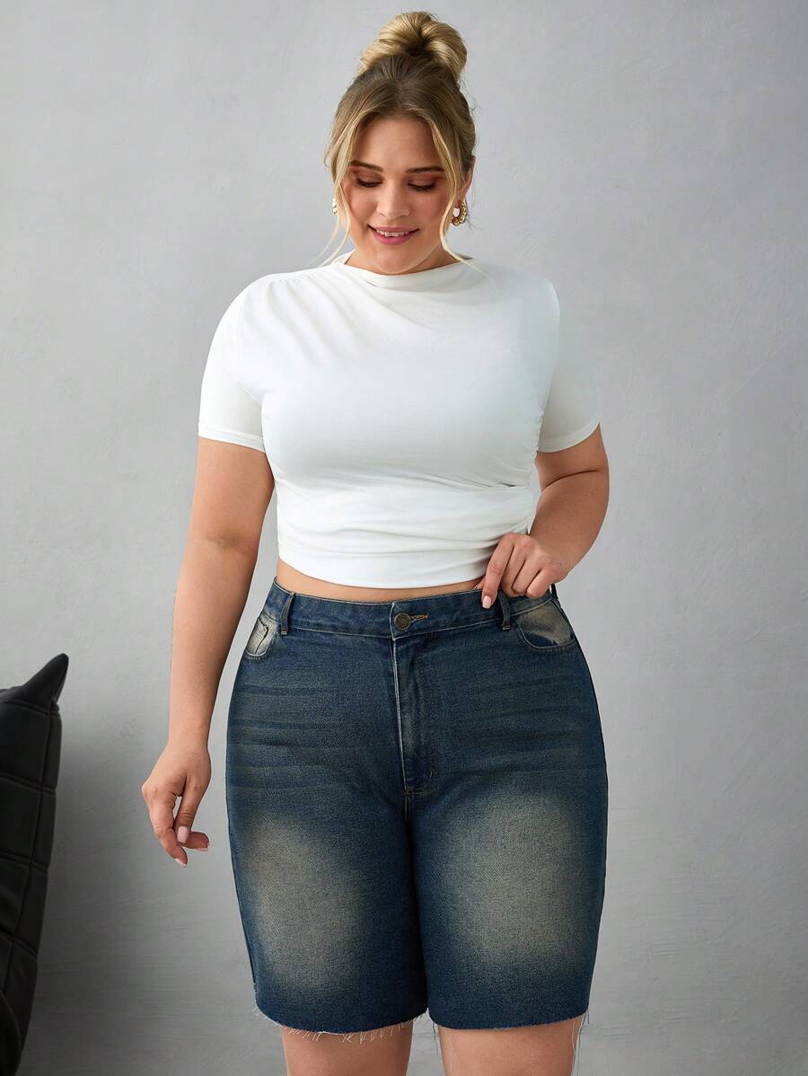 SHEIN Cottnline Pantaloni scurți din denim versatili, casual, cu buzunare și tiv zdrențuit, mărime plus - Spălare întunecată - Vizualizare 1