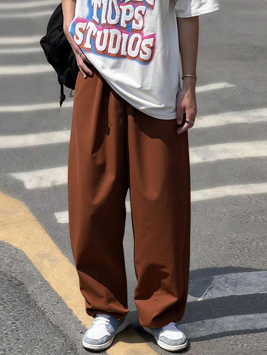 Manfinity Hypemode Herren lässige, weite Hose mit Taschen und Kordelzug an der Taille, im Streetstyle - Braun - Übersicht 1