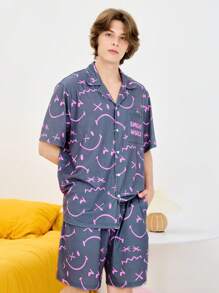 SmileyWorld® | SHEIN Conjunto de pijama de top de manga corta y pantalones cortos con estampado de cara sonriente para hombre - Gris - Ver 3