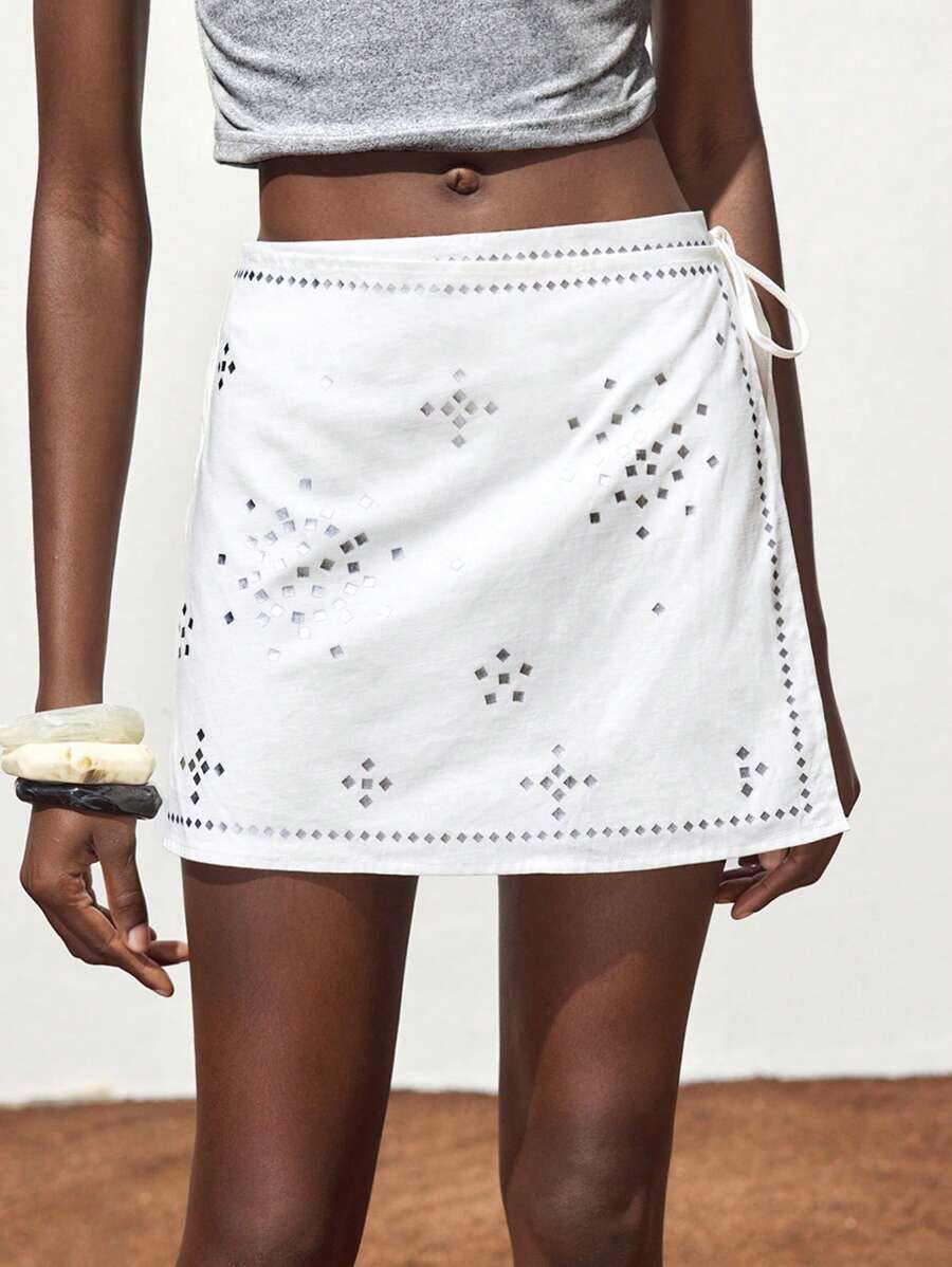Maija Falda blanca de verano para mujer, cintura elástica con cremallera en la espalda, decoración metálica simple, falda envolvente casual diaria y de fiesta, minifalda, falda pantalón para mujer, falda de verano para atuendos de mujer para club, atuendos sexys de rave, atuendos de festival, atuendos de Halloween, ropa de Navidad, ropa de Halloween para mujer - Blanco - Ver 1