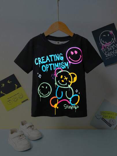 SmileyWorld® | SHEIN قميص عادي برقبة طاقم وأكمام قصيرة مع رسوم الدب الملون الكرتونية للأولاد