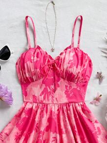 Soleia Combinaison évasée à deux couches avec taille resserrée, décolleté en V, volants sur le buste et imprimé floral rouge. Convient pour les fêtes, Noël, les rendez-vous, la Saint-Valentin, le thé de l'après-midi, les mariages