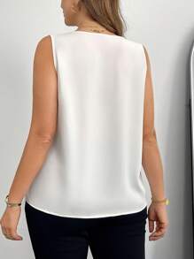 SHEIN Essnce Blusa blanca de escote en V sin mangas, de estilo minimalista, holgada, cómoda y fresca, para mujer de talla grande, de uso diario, versátil y de silueta estilizada. Top de mujer casual de negocios para el trabajo.