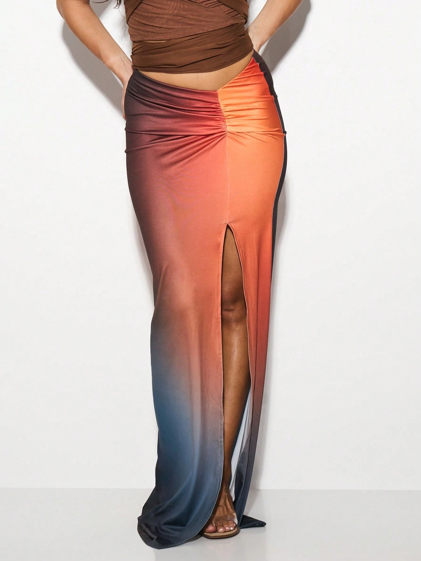 KIZN Saia longa de cetim com fenda alta e franzida lateral, estilo Sunset Ombre