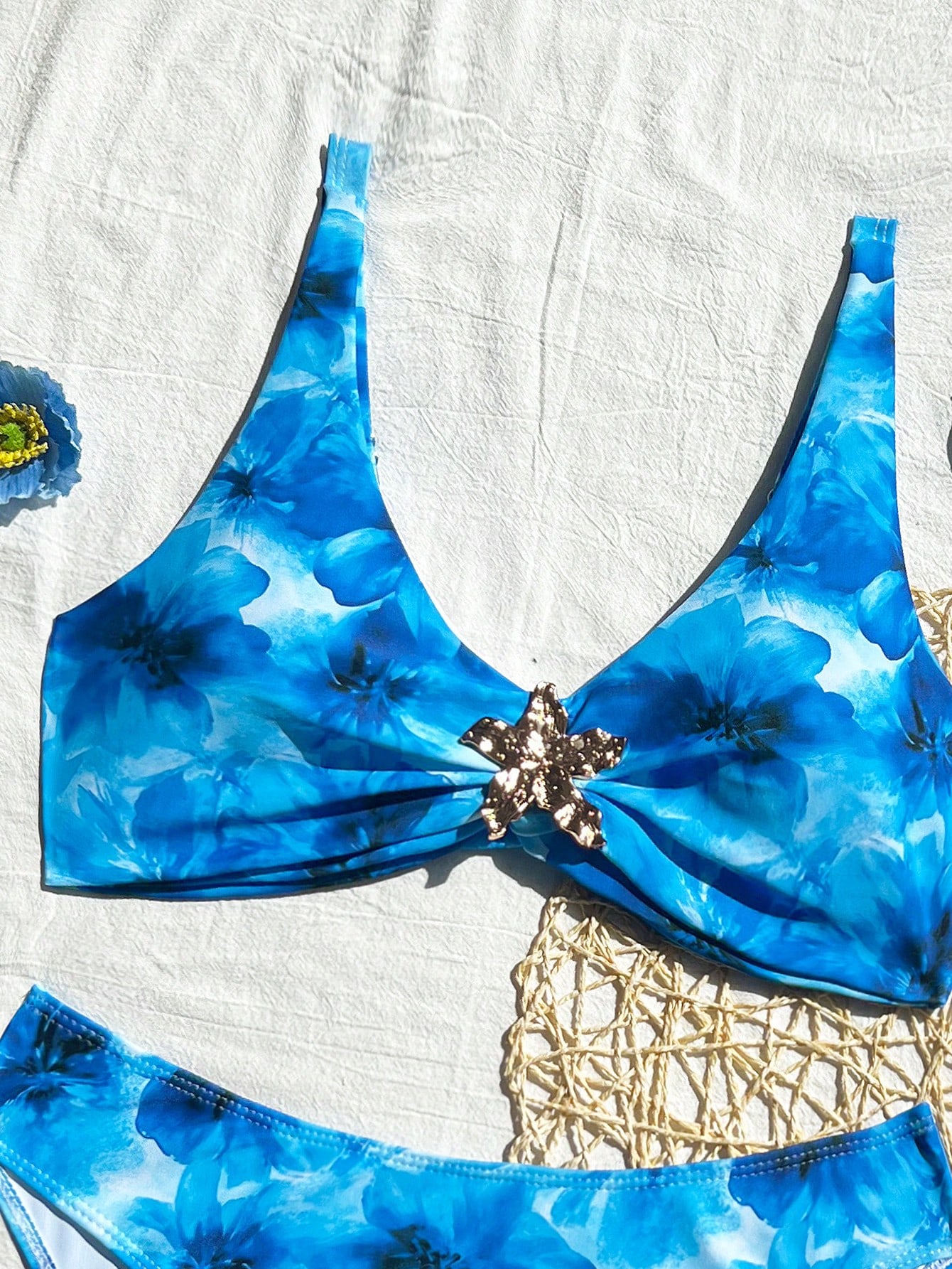 SHEIN Swim Conjuntos de Maiô Bikini com Alças Grossas e Decoração de Metal com Estampa Aleatória para Mulheres, Novidade da Temporada de Primavera - Multicolorido - Visão 7