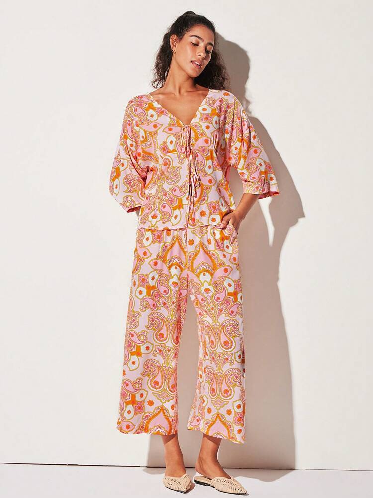 Ensemble de pyjama aérien composé d'un Top à nœud papillon à manches courtes et d'un pantalon avec poches, en rayon rose doux avec un motif paisley romantique. Idéal pour les vacances, le printemps et l'été. Tenue d'intérieur pour mariée.