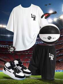 SHEIN Set de 2 piezas de camiseta blanca casual deportiva con estampado en inglés y pantalones cortos negros con estampado en inglés, adecuado para trajes de niño adolescente. Apropiado para fiestas, eventos, actuaciones, bodas, bautizos, ceremonias de apertura, uso diario, escuela, viajes, deportes y adecuado para las temporadas de primavera y verano.