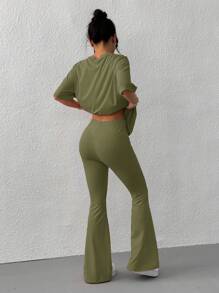 SHEIN EZwear 女式落肩字母刺绣T恤和喇叭裤套装 - 軍綠色 - 查看 2