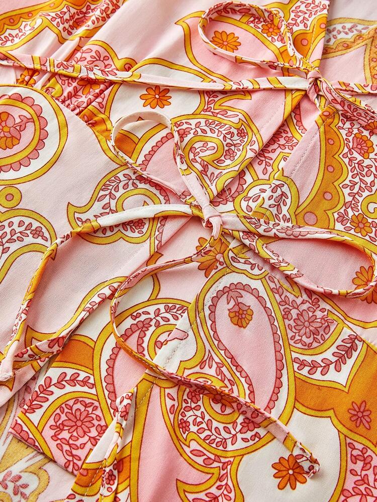 Ensemble de pyjama aérien composé d'un Top à nœud papillon à manches courtes et d'un pantalon avec poches, en rayon rose doux avec un motif paisley romantique. Idéal pour les vacances, le printemps et l'été. Tenue d'intérieur pour mariée.
